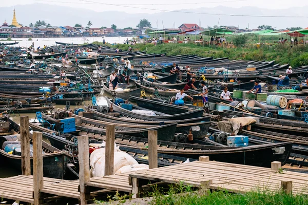 Nampan Inle Lake, Myanmar - 4 July, 2015: Boats, traders and loc — Stock Photo, Image