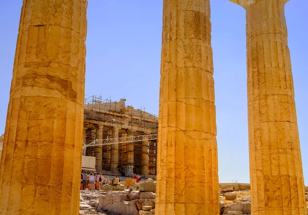 Athen, Griechenland - 26. August 2015: Touristen gehen vor Akrop — Stockfoto