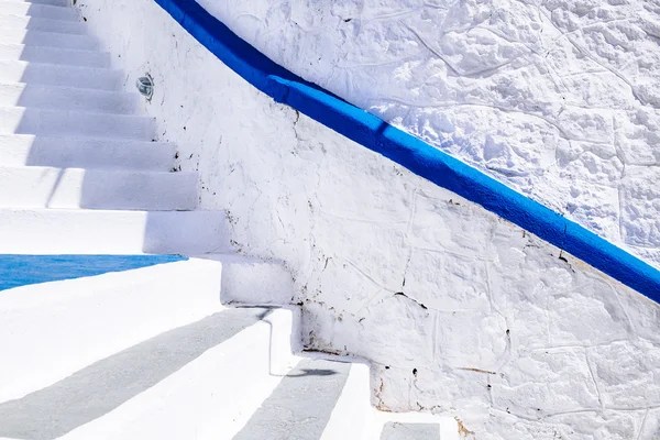 Arquitetura detalhe abstrato de escadas brancas em st Mediterrâneo — Fotografia de Stock