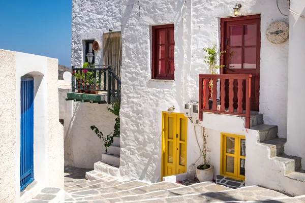 Geleneksel Yunan Kiklad vil renkli Caddesi'nin doğal görünümü — Stok fotoğraf