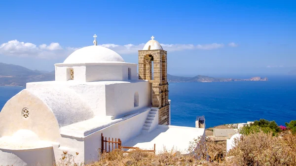 Vista panorâmica da tradicional igreja cíclica grega e do mar — Fotografia de Stock