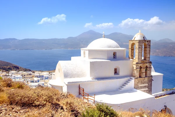 Vista panorâmica da tradicional igreja cíclica grega, aldeia e se — Fotografia de Stock