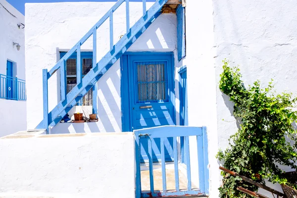 Portas e janelas tradicionais típicas em grego branco e azul st — Fotografia de Stock