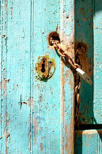 Antiguo candado oxidado y cadena en la puerta de textura resistida —  Fotos de Stock