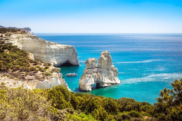 Vue panoramique sur le paysage marin de la côte rocheuse Kleftiko sur l'île de Milos — Photo