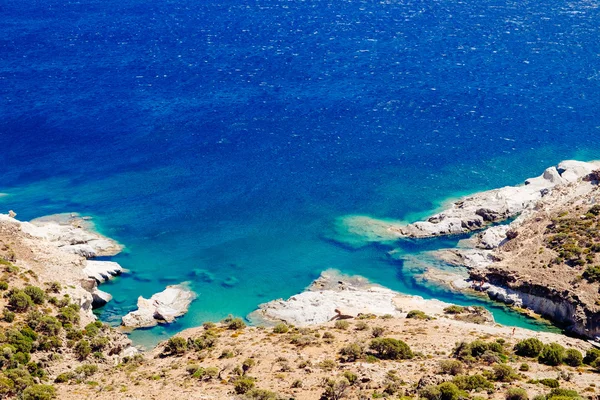 Beautiful ocean coastline and rocky beach with turqouise water, — Zdjęcie stockowe