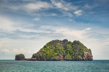 Ang Tanga Deniz Parkı, Tayland, Asya 'daki tropik ada, kaya ve uçurum manzarası