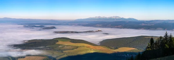 Vista panorámica del paisaje de prados, castillo y cordillera, Eslovaquia —  Fotos de Stock