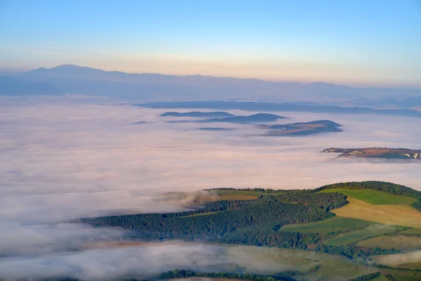 Hermosa vista panorámica de colinas y prados, niebla y nubes —  Fotos de Stock