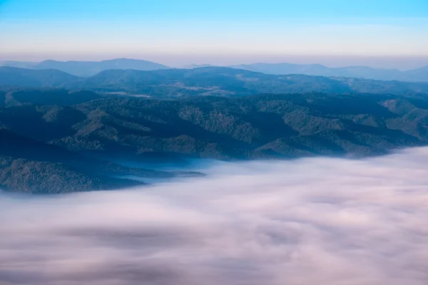 Jesień krajobraz widok na wzgórza górskie powyżej mgliste chmury, słow — Zdjęcie stockowe