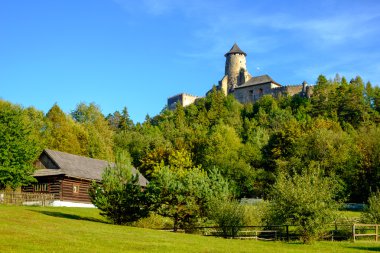 Manzaralı eski geleneksel ev ve kale, Slovakya