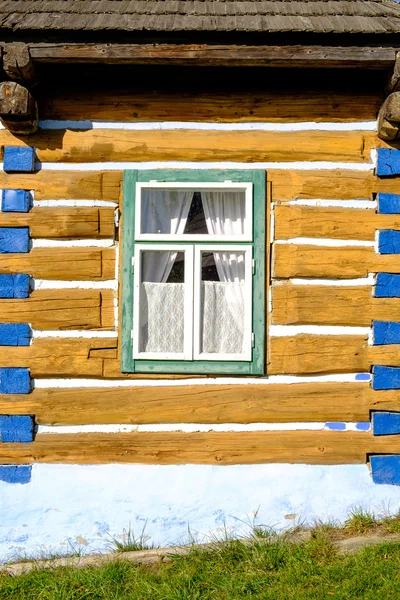 古い伝統的なカラフルな木造家屋とウィンドウの詳細ビュー, — ストック写真