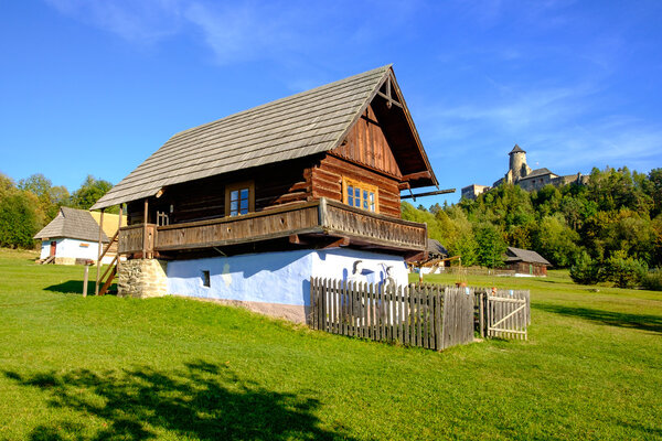 Вид на старый традиционный дом и замок, Словакия
