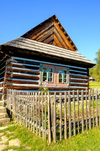 Detalle de la antigua casa tradicional de madera en Eslovaquia, Euro Oriental — Foto de Stock