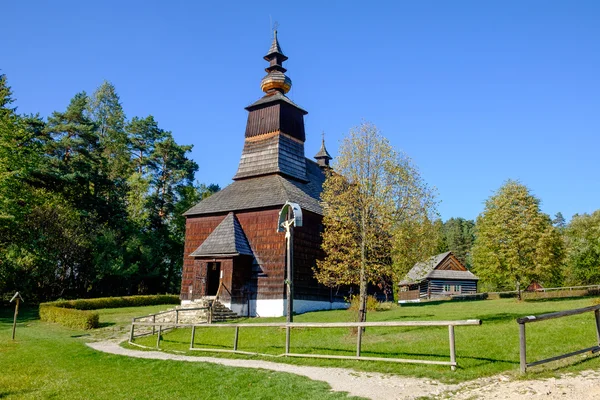 Antiga igreja tradicional eslovaca de madeira, Stara Lubovna, Eslováquia — Fotografia de Stock
