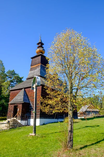 Παλιά παραδοσιακή Σλοβακική ξύλινη εκκλησία στη Stara Lubovna, Σλοβακία — Φωτογραφία Αρχείου