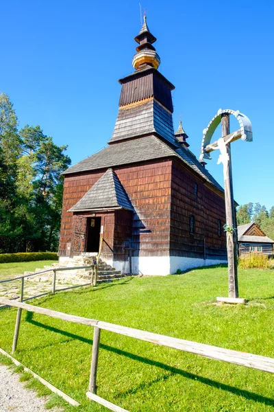 Antiguo iglesia tradicional eslovaca de madera en Stara Lubovna, Eslovaquia —  Fotos de Stock