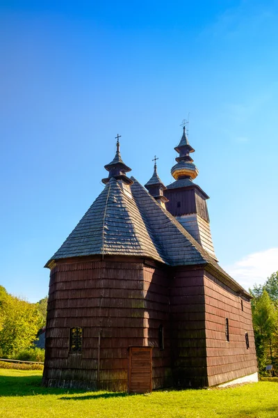 Igreja de madeira eslovaca tradicional velha em Stara Lubovna, Eslováquia — Fotografia de Stock