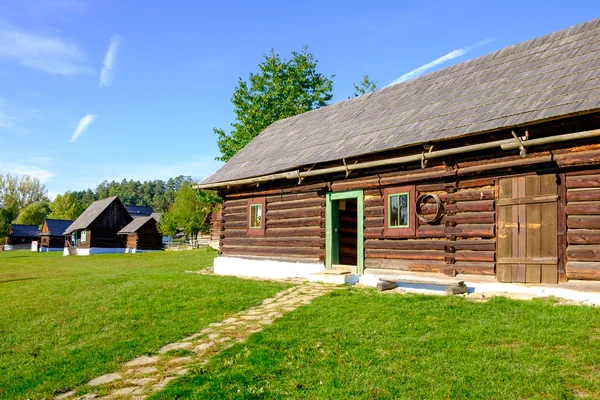 Stare drewniane stodoły i tradycyjna wioska domów, Słowacja — Zdjęcie stockowe