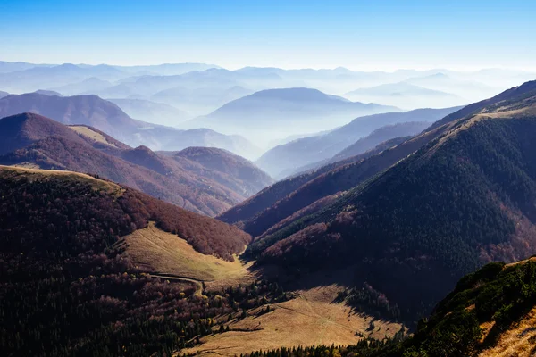 Vue panoramique sur les collines et les montagnes brumeuses d'automne, Slovaquie — Photo