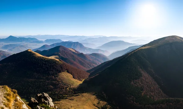 Panorama landschap uitzicht op prachtige herfst heuvels en bergen — Stockfoto