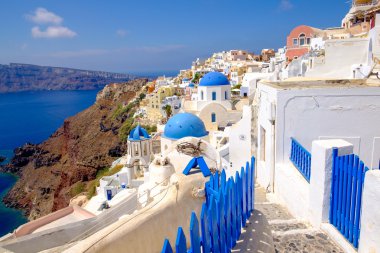 Santorini renkli romantik Kiklad köyün doğal görünümü