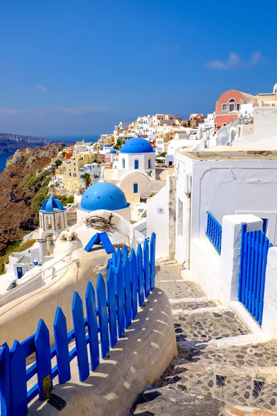 Vista panorâmica da colorida vila cicládica romântica em Santorini — Fotografia de Stock