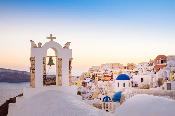 Vista panorâmica do pôr do sol romântico na colorida aldeia de Santorini — Fotografia de Stock