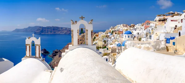 Panoramisch uitzicht op de daken van romantische dorp in Santorini — Stockfoto