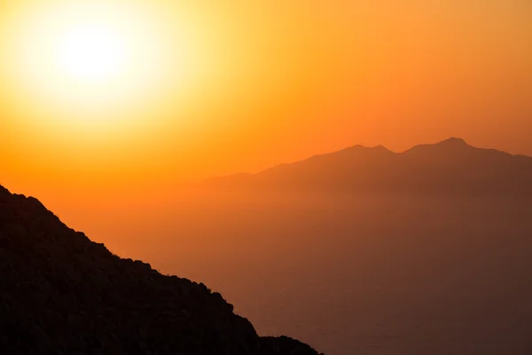 Vue paysage de beau lever de soleil coloré au-dessus de l'île de l'océan — Photo