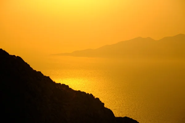 Paisaje vista de hermoso amanecer colorido sobre la isla del océano — Foto de Stock