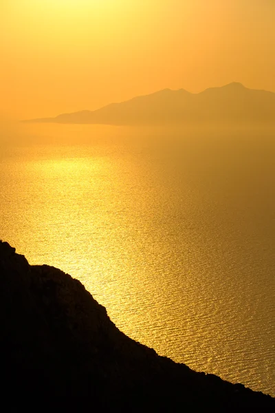 Vista paesaggio di bella alba colorata sopra l'isola dell'oceano — Foto Stock