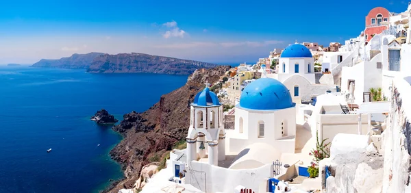 Güzel beyaz evler panoramik manzaralı görünümünü Santorini üzerinde