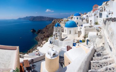 Santorini Oia Köyü panoramik manzaralı görünüm