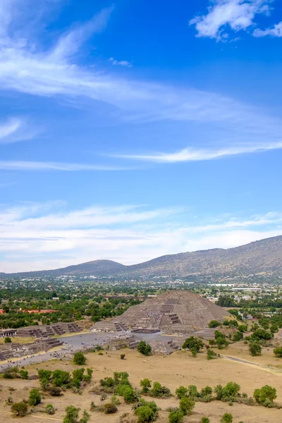 Piękny widok na piramidy księżyca w Teotihuacan, w pobliżu Meksyk c — Zdjęcie stockowe