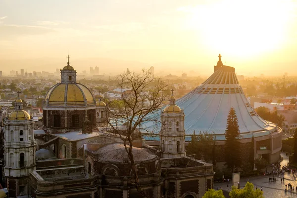 Schilderachtig uitzicht op de basiliek van Guadalupe met Mexico city skyline — Stockfoto