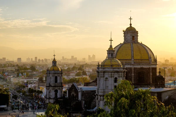 Malerischer Blick auf die Basilika von Guadalupe mit der Skyline von Mexiko lizenzfreie Stockbilder