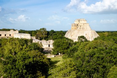 Piramitler ve rui Uxmal Arkeolojik Sit görünümünü manzara