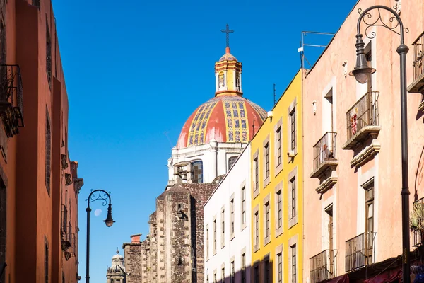 Festői kilátással a színes házak és egyházi tető, Mexico City — Stock Fotó