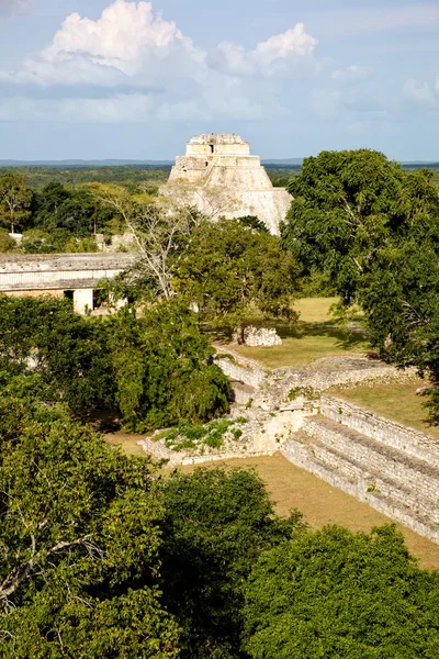 Vista panorámica del sitio arqueológico de Uxmal con pirámides y rui — Foto de Stock