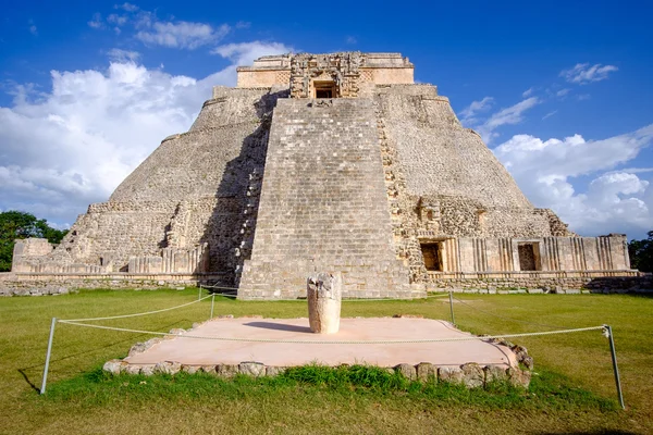 Vacker utsikt över Maya pyramid i Uxmal — Stockfoto