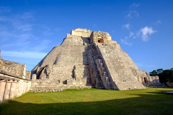 Malebný pohled prehistorických mayské pyramidy v Uxmal — Stock fotografie