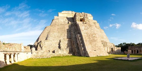 Panoramatický pohled na prehistorické mayské pyramidy v Uxmal — Stock fotografie