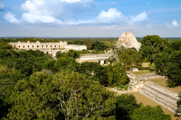 Pohled na krajinu Uxmal archeologického naleziště s pyramidami a rui — Stock fotografie