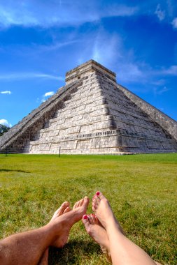 Chichen Itza ve rahatlatıcı ayak çim üzerinde piramit Castillo