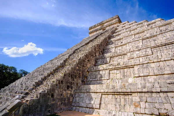 Vista panorâmica da pirâmide maia El Castillo em Chichen Itza — Fotografia de Stock