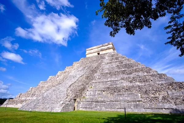 Vista panorámica de la pirámide maya El Castillo en Chichén Itzá — Foto de Stock