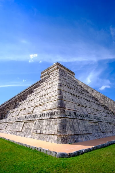 Vista detalhada da famosa pirâmide maia em Chichen Itza — Fotografia de Stock