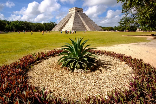 Vista panorámica de la famosa pirámide de Chichén Itzá — Foto de Stock