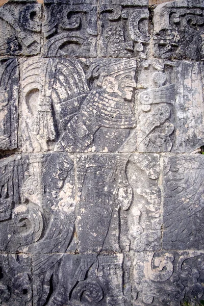 Detalhe das esculturas em pedra no sítio arqueológico Chichen Itza — Fotografia de Stock